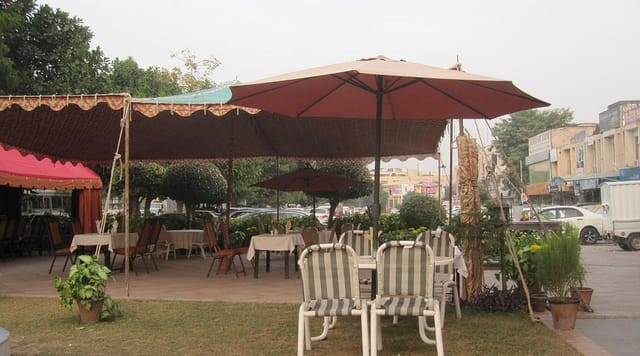 Outdoor dining area at Tandoori Restaurant, ideal for casual meetings and social events.
