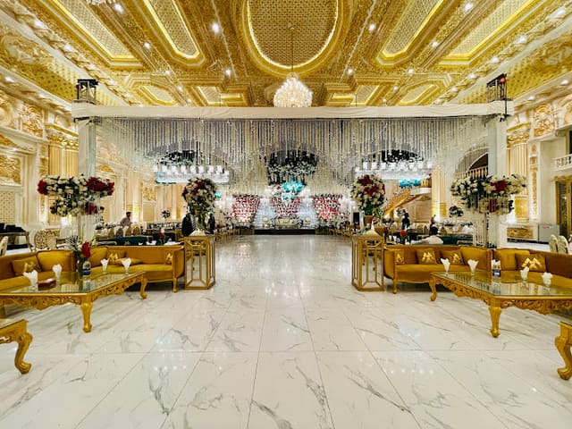 Elegant banquet hall with golden decor, ideal for weddings and gala dinners.