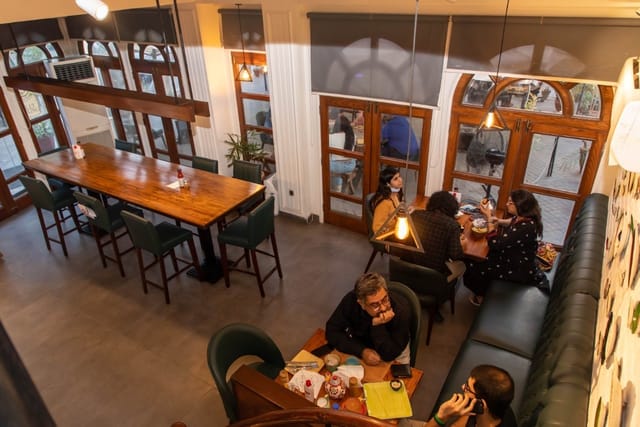 Vibrant meeting space in Rinas Kitchnette, ideal for networking and workshops.