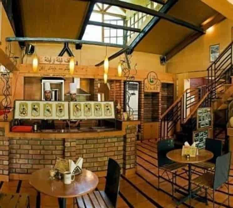 Cozy cafe at Hotel Broadway with warm lighting, perfect for culinary events and gatherings.