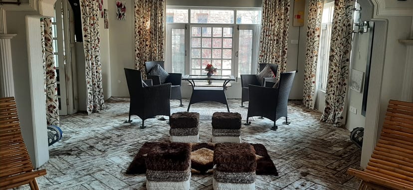 Cozy lounge at OYO Home Mountain Breeze Inn, ideal for meetings and networking.