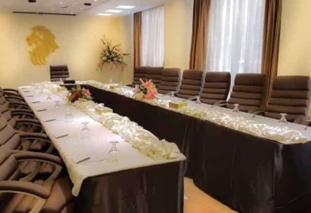 Elegant conference room at Luxus Grand Hotel, ideal for meetings and corporate events.