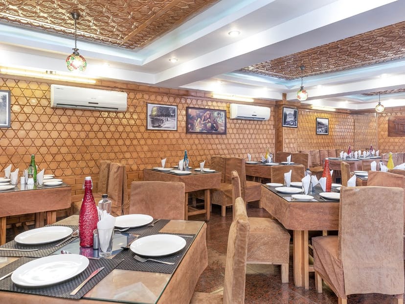 Lounge at Hotel Regal Palace: cozy dining space for intimate meetings and events.