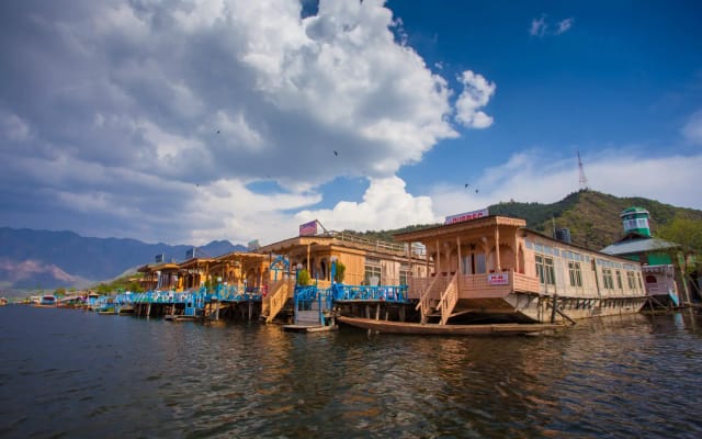 Houseboats in Jammu & Kashmir's scenic outdoor venue for events and retreats.