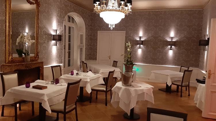 Elegant Frühstückszimmer at Villa Merton, ideal for intimate gatherings and upscale events.