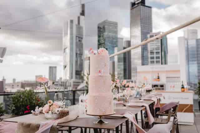 Rooftop wedding venue at Saint-Honoré, featuring a three-tiered cake and skyline views