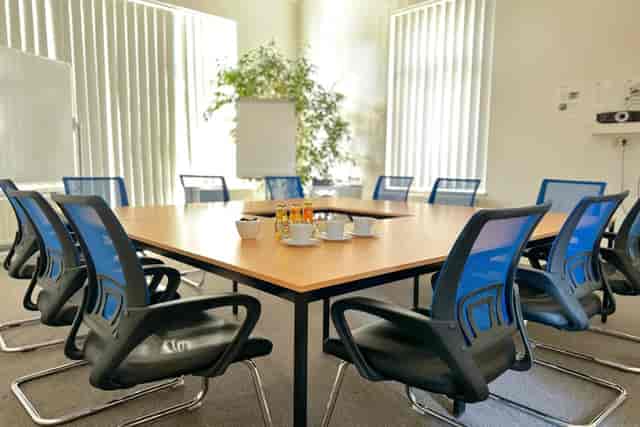Modern meeting room with central table, ideal for collaborative sessions and events.