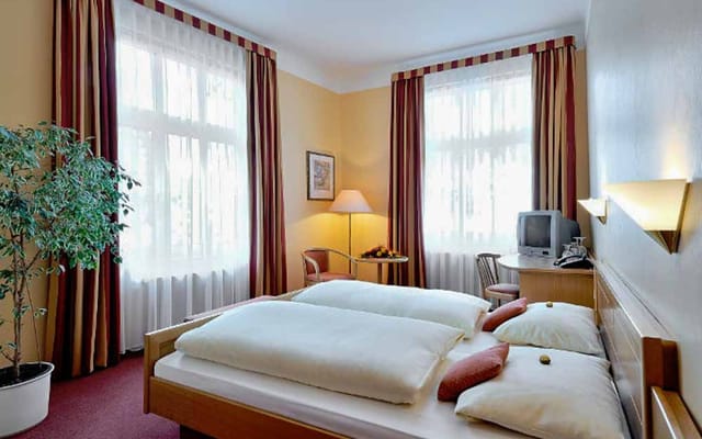 Hotel Kurhaus Ochs room with twin beds, ideal for events and conferences.