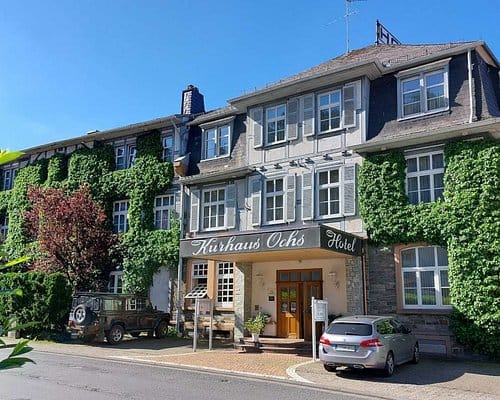 Charming ivy-covered hotel cafe, ideal for intimate meetings and retreats.
