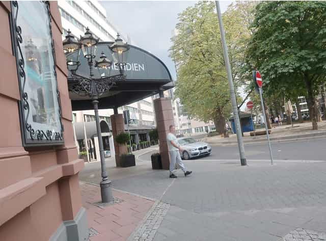 Elegant hotel entrance for conferences in Le Méridien Frankfurt, perfect event venue.