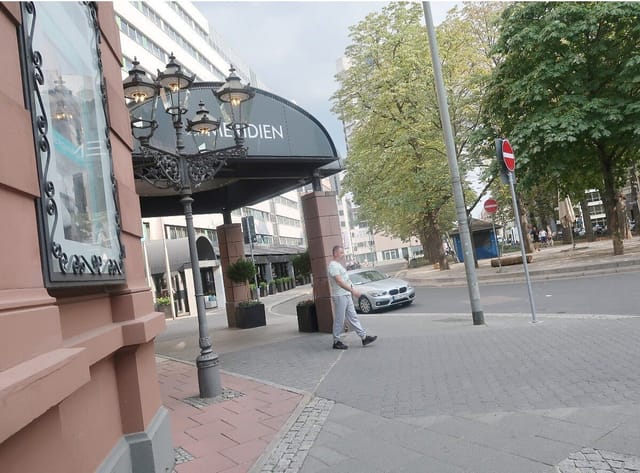 Elegant hotel entrance for conferences in Le Méridien Frankfurt, perfect event venue.