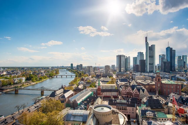 Meeting planning in Le Méridien Frankfurt with skyline view, ideal for corporate events.