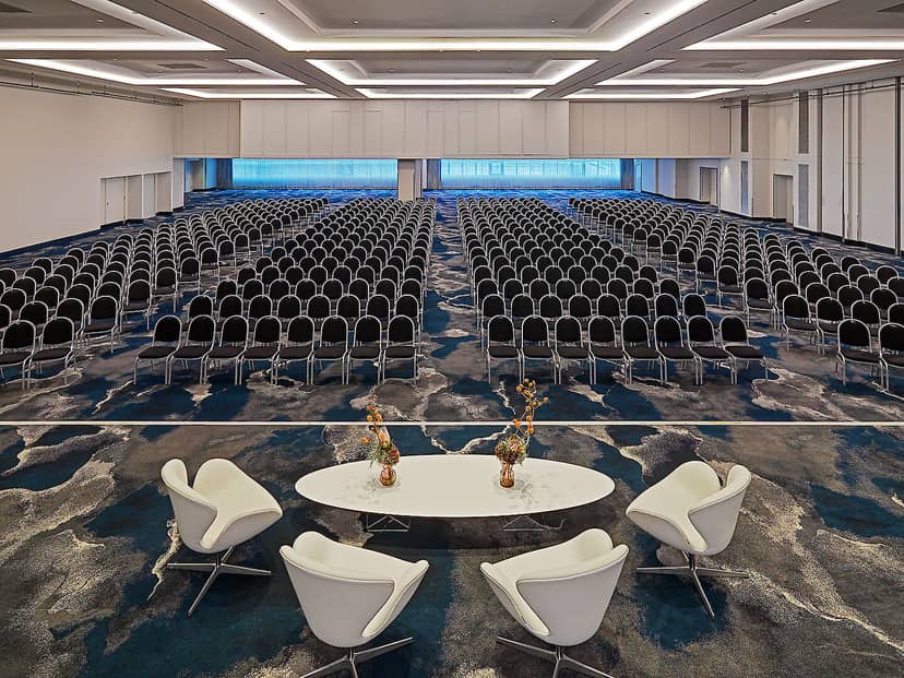 Spacious conference hall at Sheraton Frankfurt Airport, ideal for seminars and meetings.