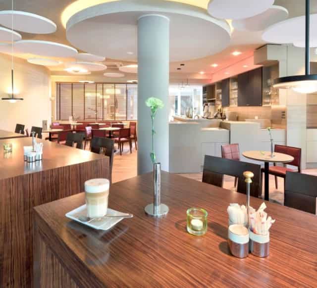 Modern meeting suite in Villa Stokkum, ideal for networking and informal events.