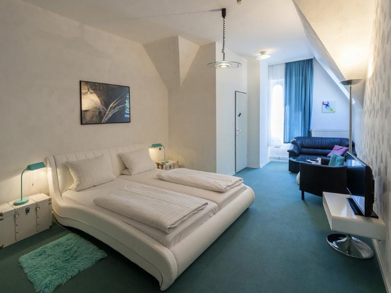 Stylish hotel room in Hotel am Berg's garden, ideal for events and meetings.