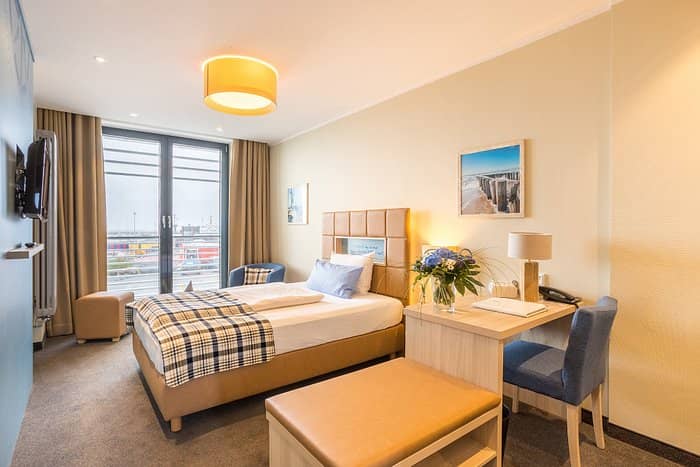Hotel Fährhaus room with modern design, ideal for business travelers and events.