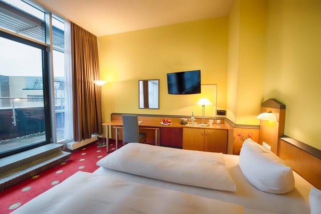 Suite at Plaza Hotel Frankfurt with modern amenities for business travelers and events.