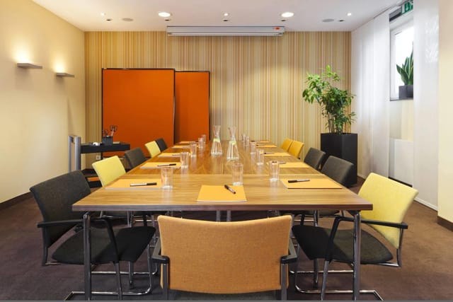 Modern meeting room in Villa Orange with vibrant decor for productive collaboration.