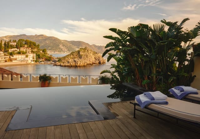 Banqueting rooms at Villa Sant'Andrea with infinity pool, ideal for exclusive events.