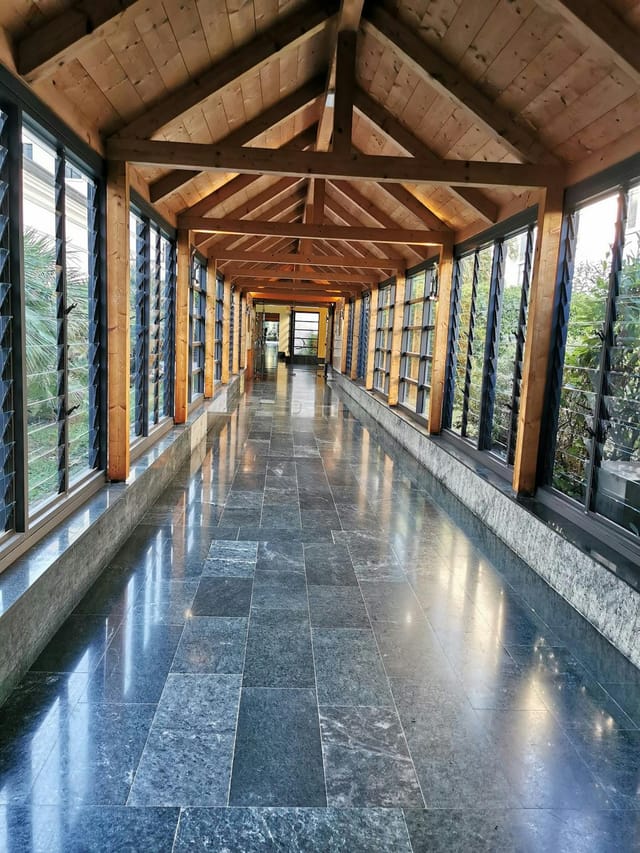 Spacious corridor at Villa Pace Park Hotel, ideal for meetings and networking events.