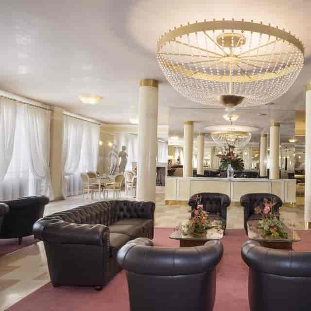 Sala Columns at Villa Pace Park Hotel, elegant meeting space for networking events.