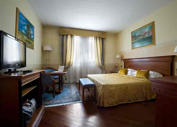 Suites at Villa Pace Park Hotel: inviting room with natural light for events and meetings.
