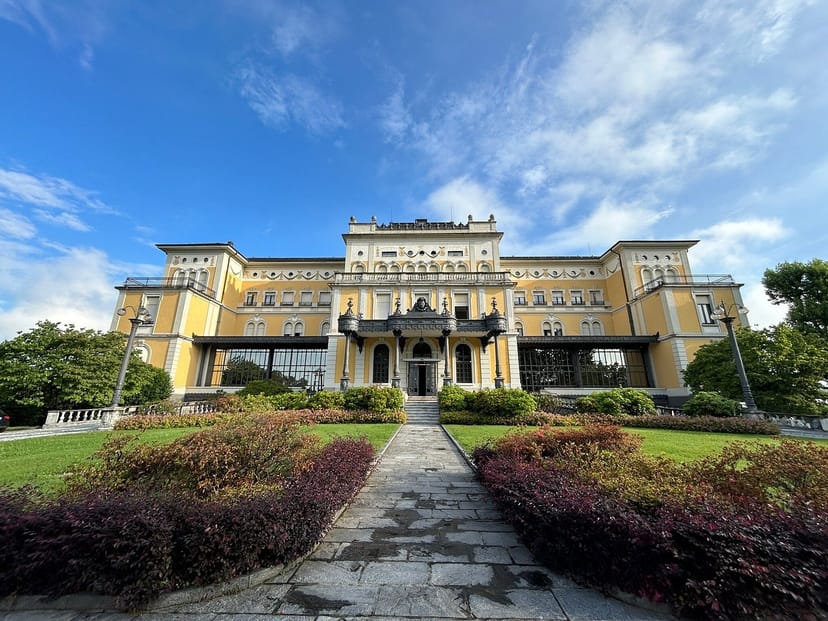 Elegant Conte Caproni Hall at Hotel Villa Malpensa, perfect for luxury events and meetings.