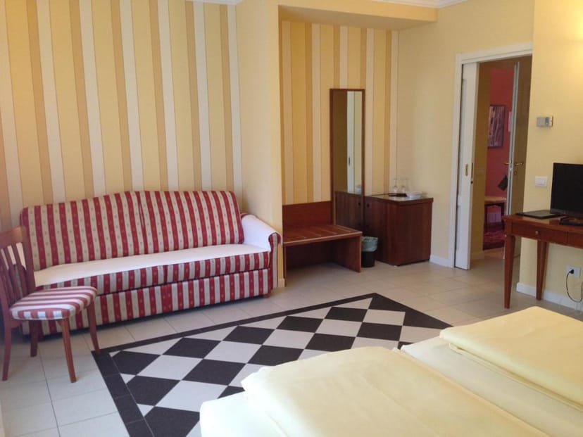 Meeting room at Hotel Villa delle Palme with striped walls, ideal for team gatherings.