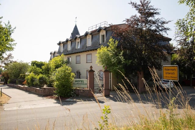 Charming Hotel Villa Magnolia suites, ideal for intimate meetings and serene retreats.