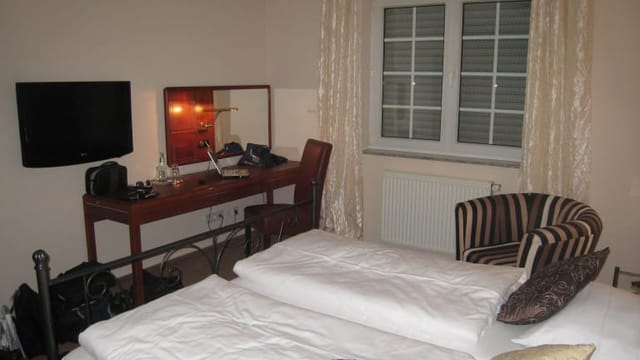 Hotel Villa Magnolia suite with twin beds, ideal for meetings and conferences.