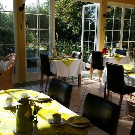 Inviting dining space at Hotel Villa Magnolia, ideal for brunch meetings and networking events.
