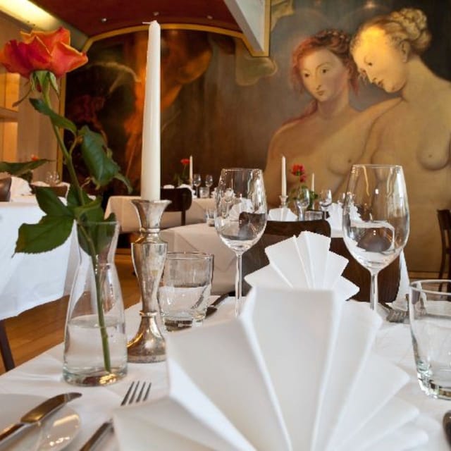 Elegant dining table at Medici Restaurant, Frankfurt, ideal for intimate upscale events.