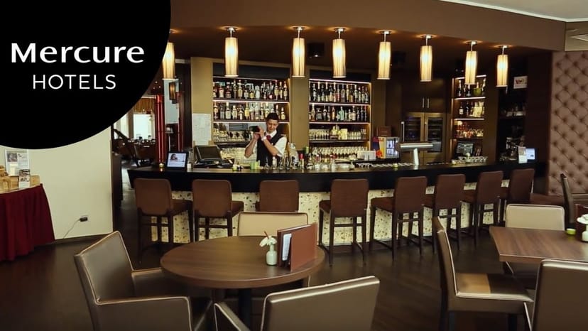 Sleek hotel bar at Le Méridien Frankfurt, ideal for networking and events.