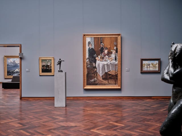 Art gallery at Städel Museum with warm wood flooring for exclusive art events.