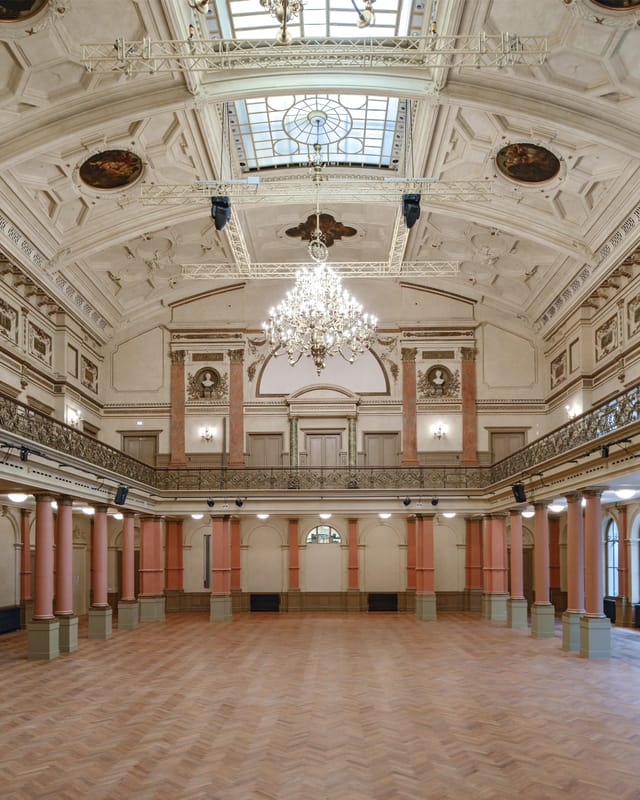 Elegant Emporensaal event space with chandelier, perfect for upscale meetings and celebrations.