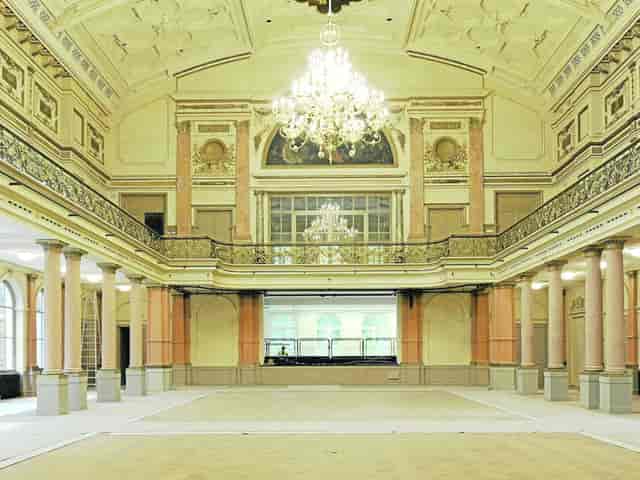 Festsaal in Gesellschaftshaus Palmengarten: elegant venue with high ceilings for weddings, conferences.