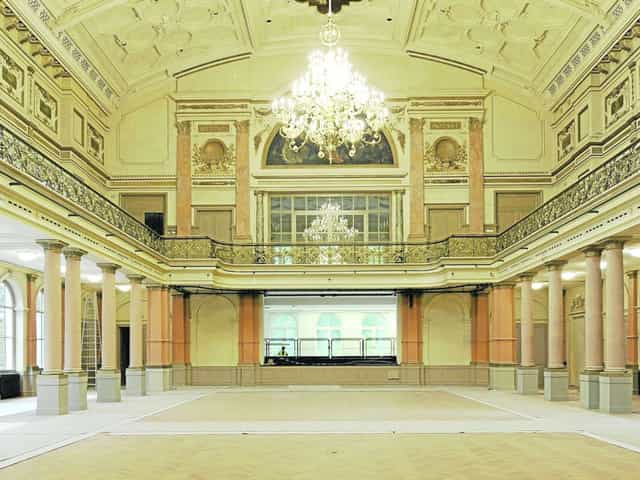 Festsaal in Gesellschaftshaus Palmengarten: elegant venue with high ceilings for weddings, conferences.
