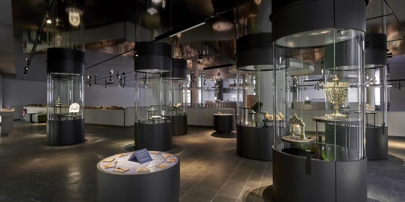 Sleek exhibition space in Jewish Museum Frankfurt for cultural events and meetings.