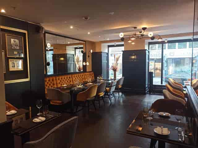Elegant dining space at Oscar's Bistro, perfect for intimate meetings and events.
