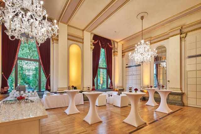 Elegant Salon in Oper Frankfurt with chandeliers, perfect for receptions and networking events.