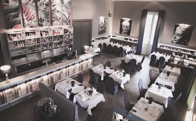 Goldmund restaurant in Frankfurt: elegant decor for intimate meetings and events.