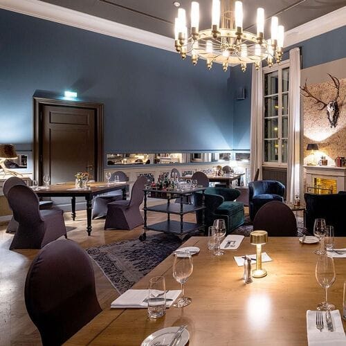 Stylish dining space at Literaturhaus Frankfurt for corporate dinners and networking events.