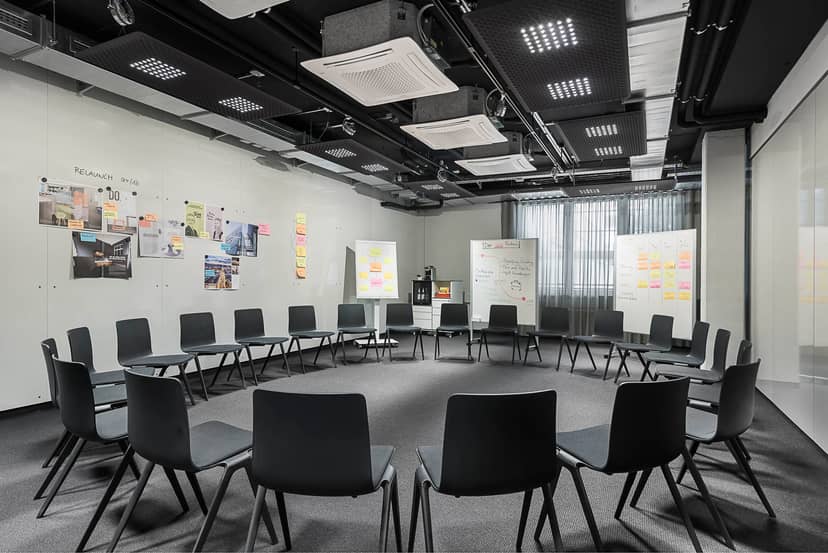 Villa Westend Hotel conference room with circular seating, ideal for workshops and meetings.