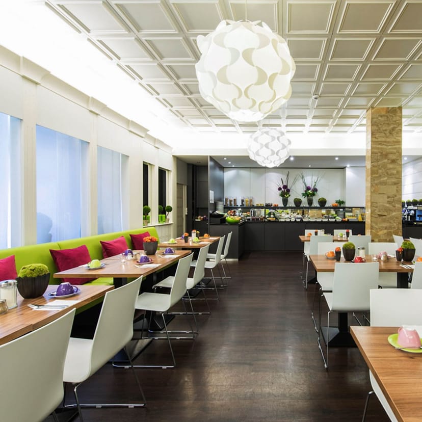Modern meeting room in ibis Styles Frankfurt City, ideal for events and networking.