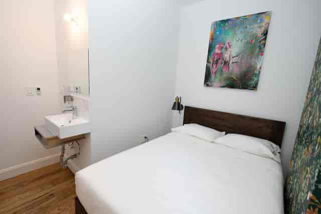 Cozy Hotel in The Flat NYC with minimalist design, ideal for retreats and workshops.