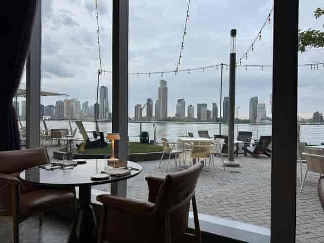 Stylish Riverpark dining room with city skyline views, ideal for events and meetings.