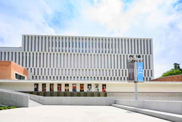 Galería de las Colecciones Reales venue with sleek facade for corporate events and meetings.