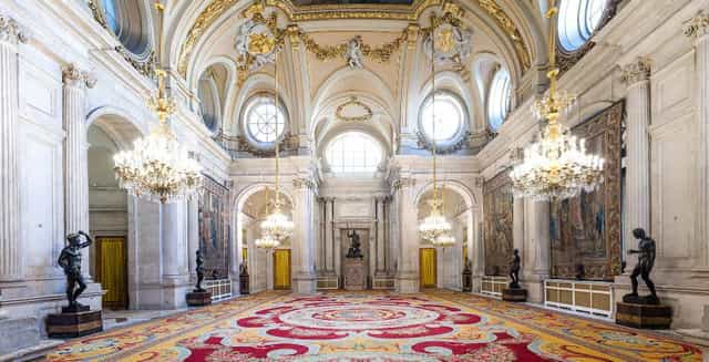 Opulent Salón de Columnas venue with chandeliers, ideal for weddings and corporate events.