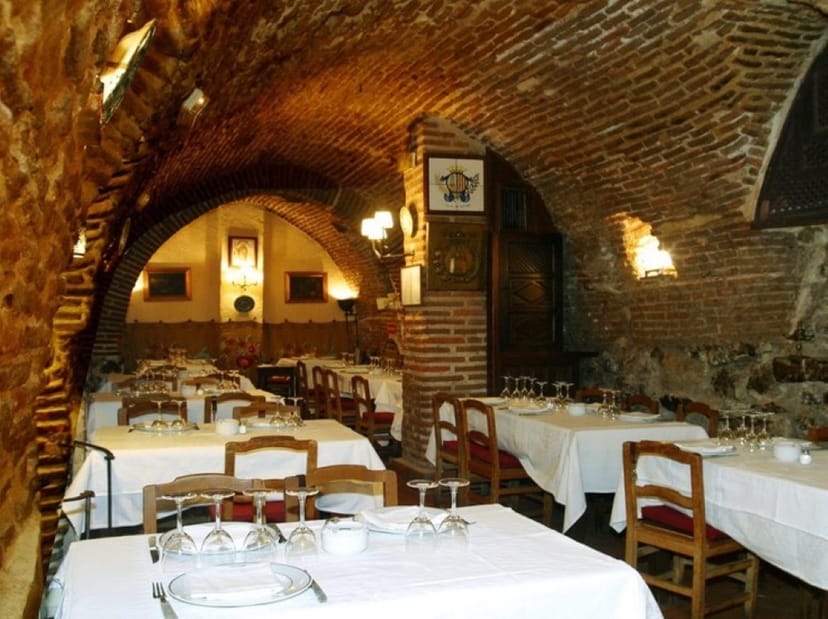 Intimate restaurant in Casa Lucio with rustic arches; perfect for private dinners and gatherings.