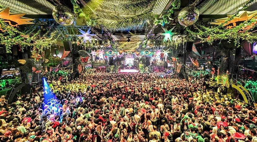 Cristal Area in Fabrik Club: vibrant crowd, dynamic lighting for events and celebrations.